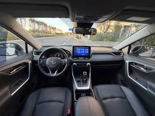 Toyota RAV4 — Фото автомобиля 5