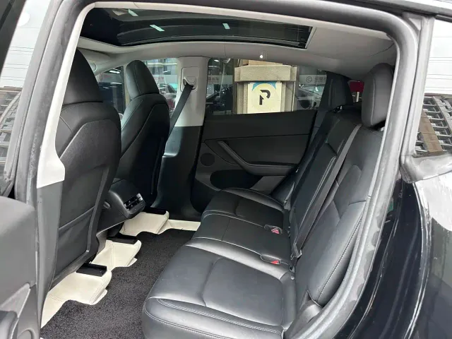 Tesla Model Y — Фото автомобиля 11