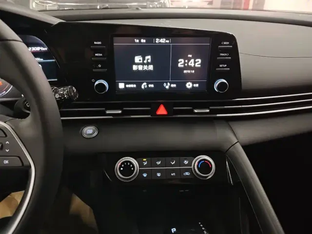 Hyundai Elantra — Фото автомобиля 12
