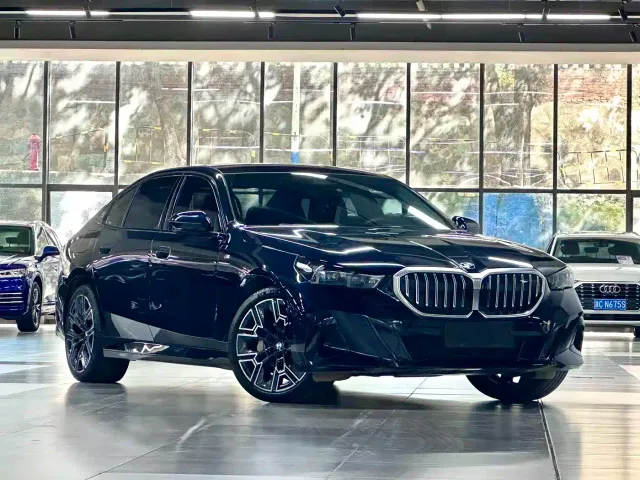 BMW 5 Series — Фото автомобиля 3