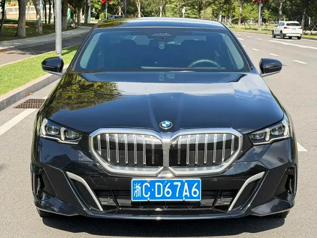 BMW 5 Series — Фото автомобиля 2