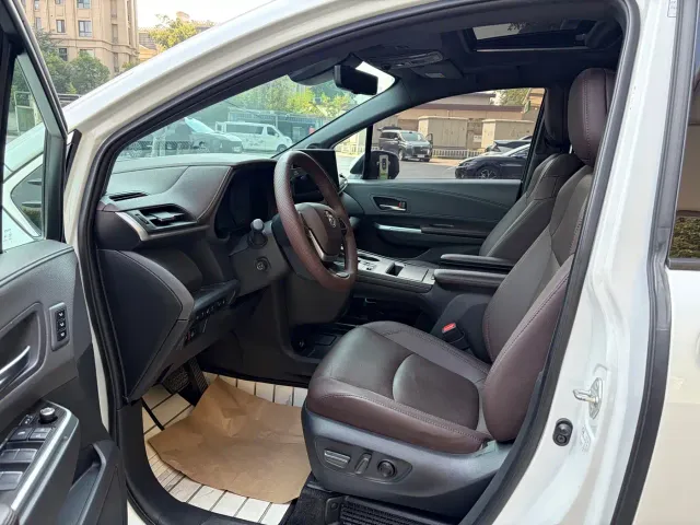 Toyota Sienna — Фото автомобиля 4