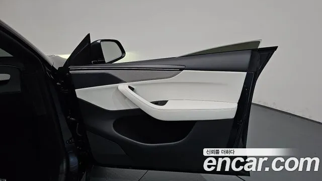 Tesla Model Y — Фото автомобиля 24
