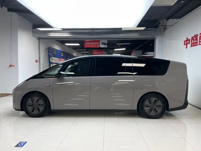 Li Auto MEGA — Фото автомобиля 4