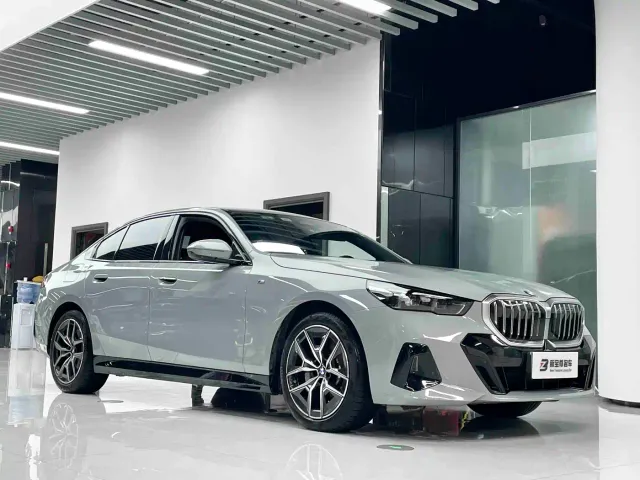 BMW 5 Series — Фото автомобиля 3