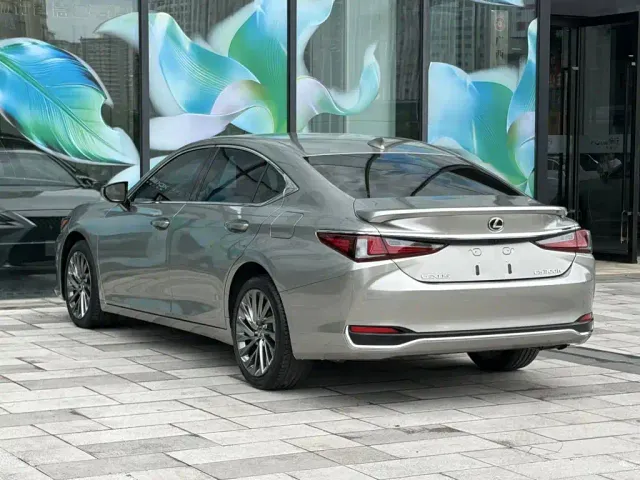 Lexus ES — Фото автомобиля 7