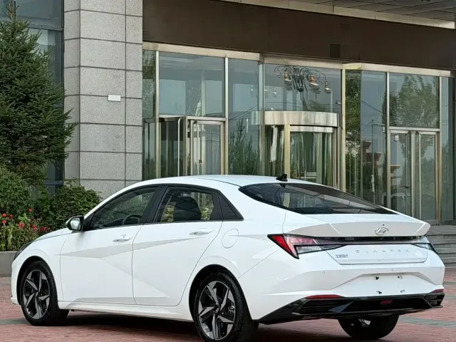 Hyundai Elantra 2022 1.5L CVT LUX Premium Edition — Фото автомобиля 4