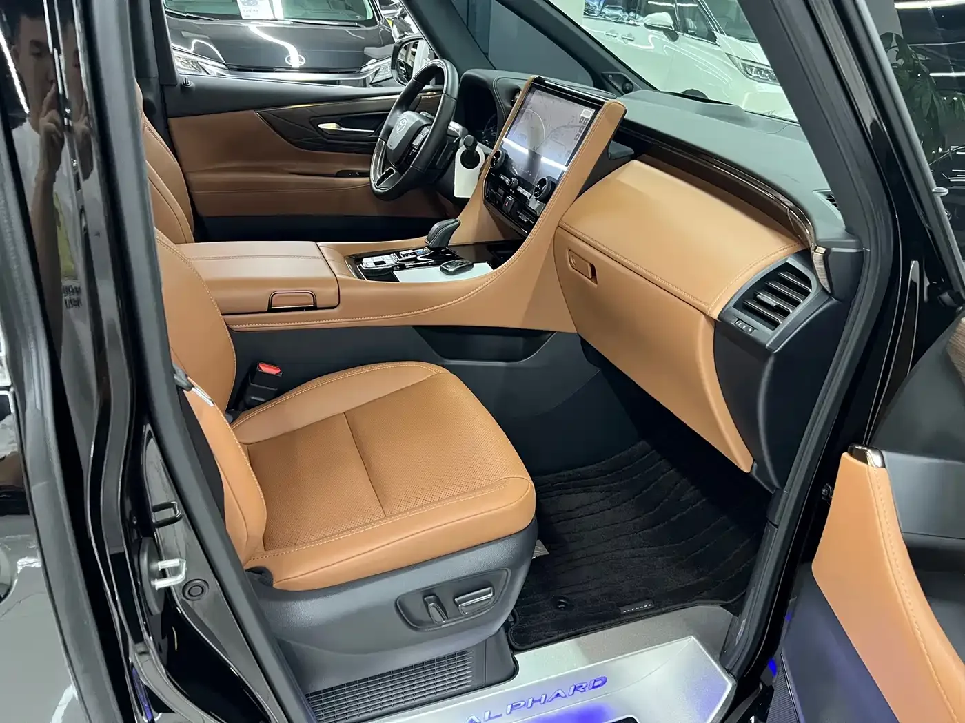 Toyota Alphard 2024 Hybrid 2.5L Ultimate Enjoyment Edition — Фото автомобиля 19