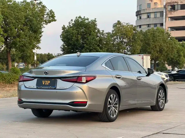 Lexus ES — Фото автомобиля 4