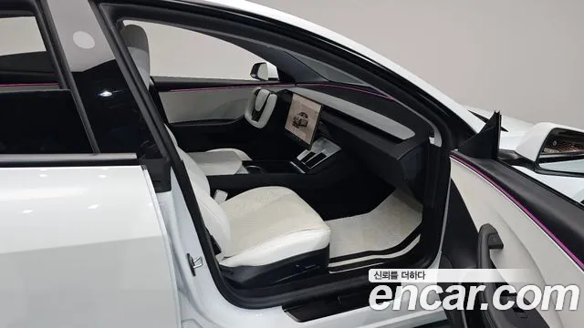 Tesla Model 3 — Фото автомобиля 11