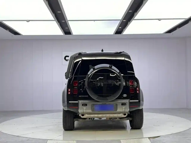 Land Rover Defender — Фото автомобиля 4