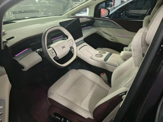 Xpeng X9 — Фото автомобиля 7