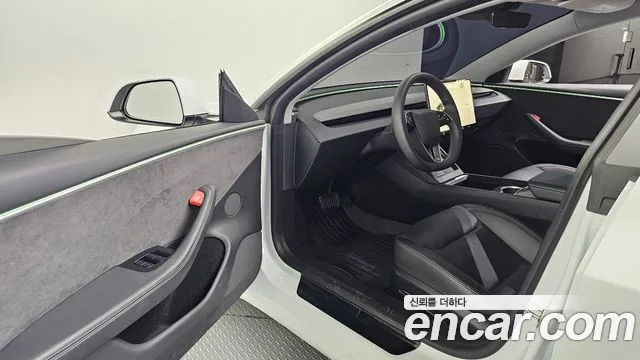 Tesla Model 3 — Фото автомобиля 15