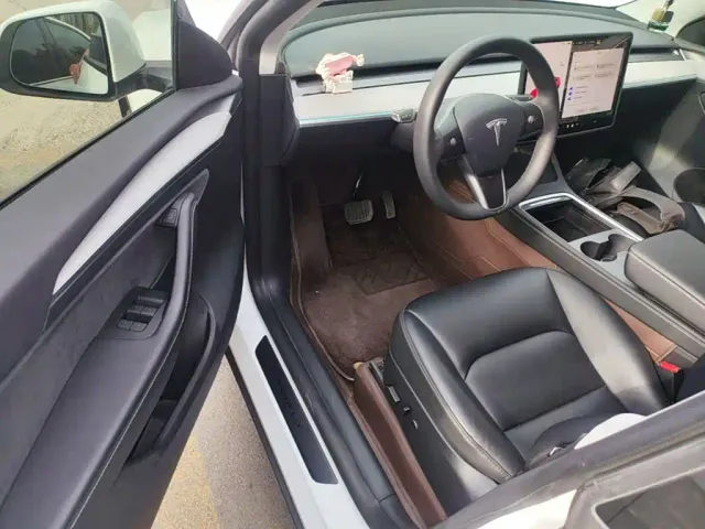 Tesla Model Y — Фото автомобиля 15