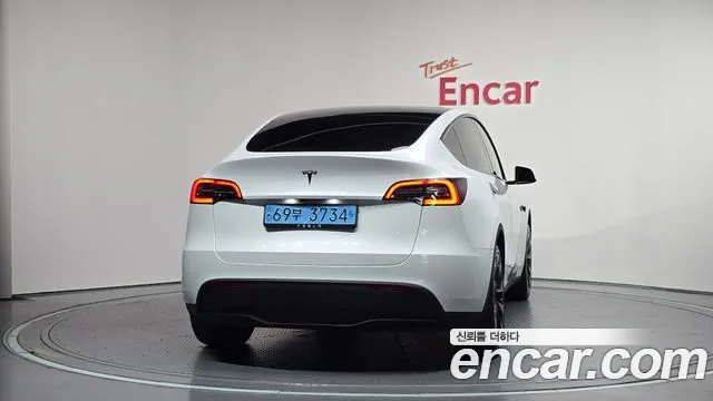 Tesla Model Y — Фото автомобиля 4