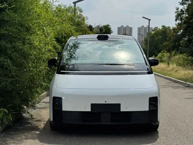 Li Auto MEGA — Фото автомобиля 2