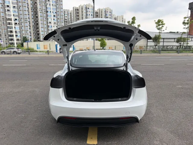 Tesla Model 3 — Фото автомобиля 9