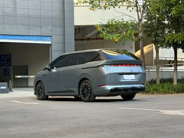 Xpeng X9 — Фото автомобиля 5