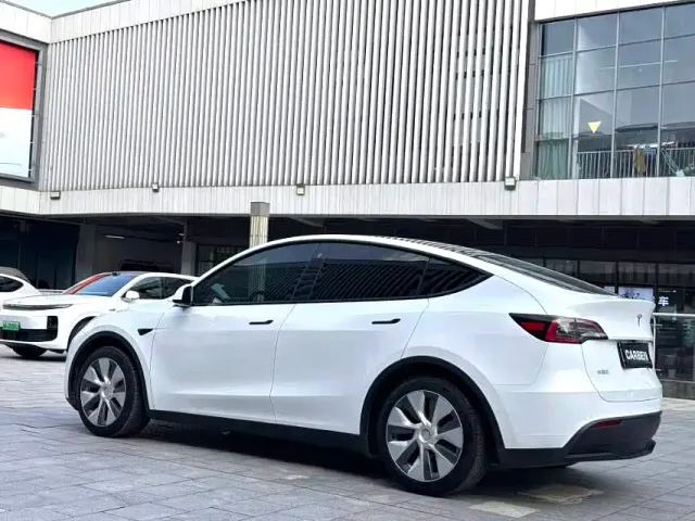 Tesla Model Y — Фото автомобиля 9