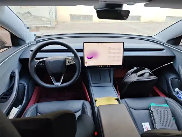 Tesla Model 3 — Фото автомобиля 12