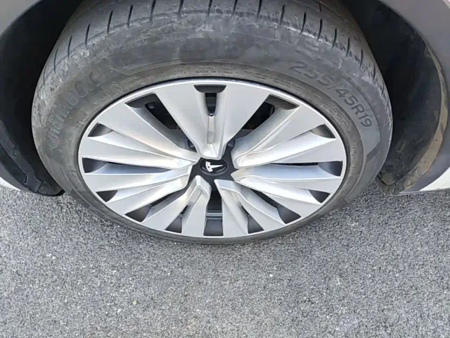 Tesla Model Y — Фото автомобиля 22