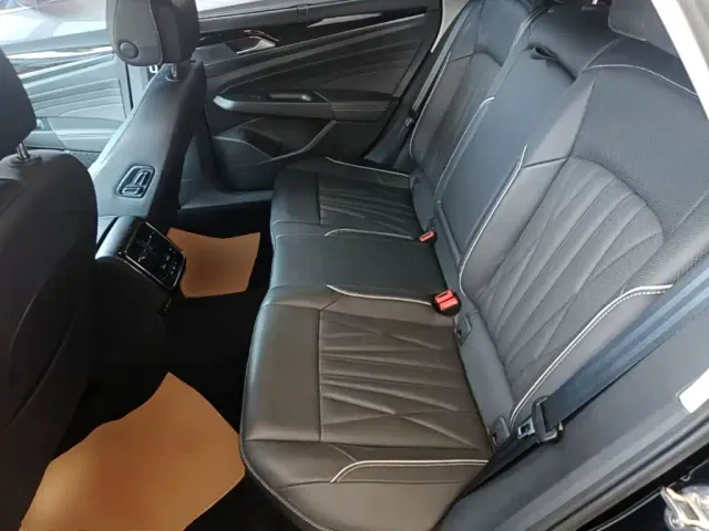 Volkswagen Passat — Фото автомобиля 16