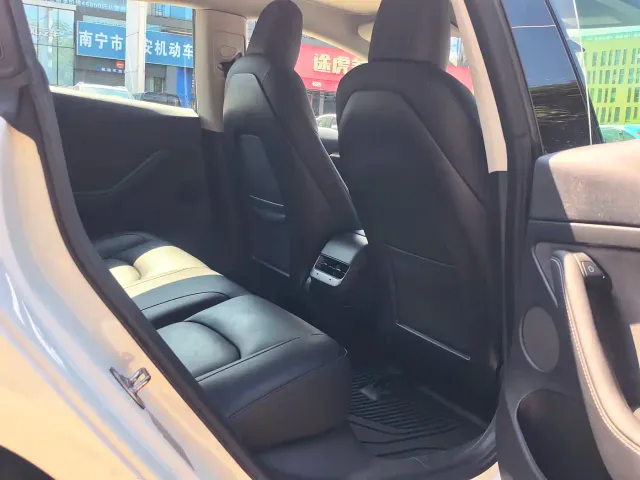 Tesla Model 3 — Фото автомобиля 12