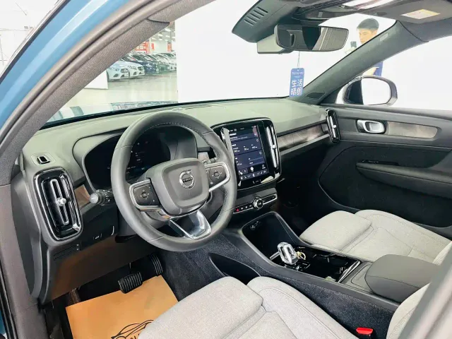 Volvo XC40 — Фото автомобиля 7