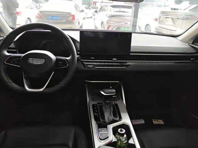 Geely Emgrand — Фото автомобиля 12