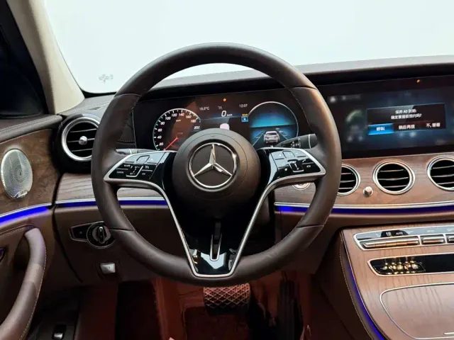 Mercedes-Benz E-Class — Фото автомобиля 27