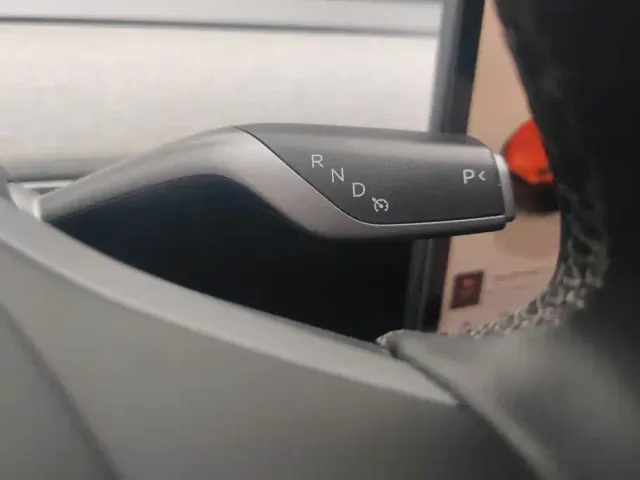 Tesla Model Y — Фото автомобиля 16
