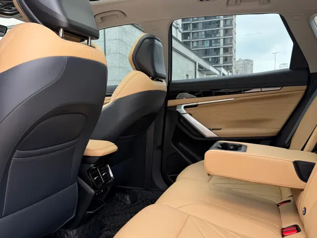 Geely Boyue L — Фото автомобиля 11