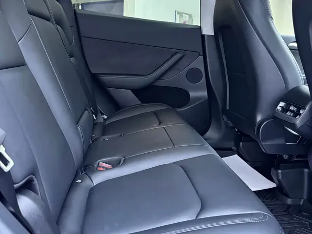 Tesla Model Y — Фото автомобиля 12