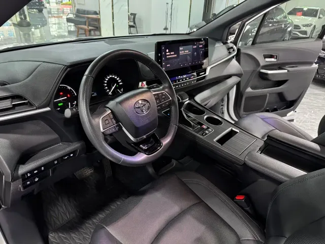 Toyota Sienna — Фото автомобиля 4