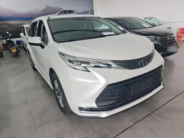 Toyota Sienna — Фото автомобиля 3