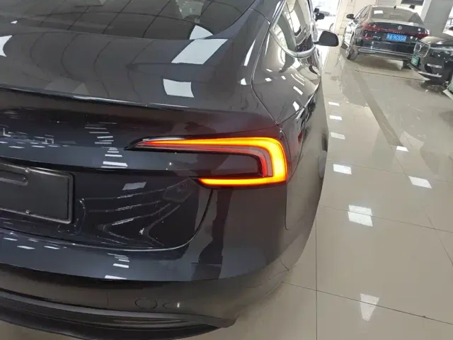 Tesla Model 3 — Фото автомобиля 7