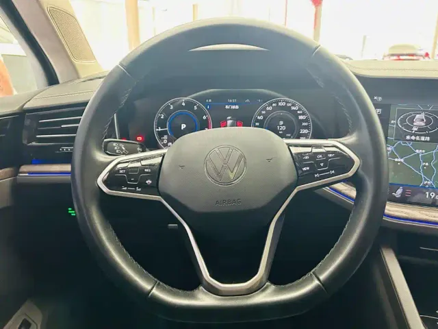Volkswagen Touareg — Фото автомобиля 15