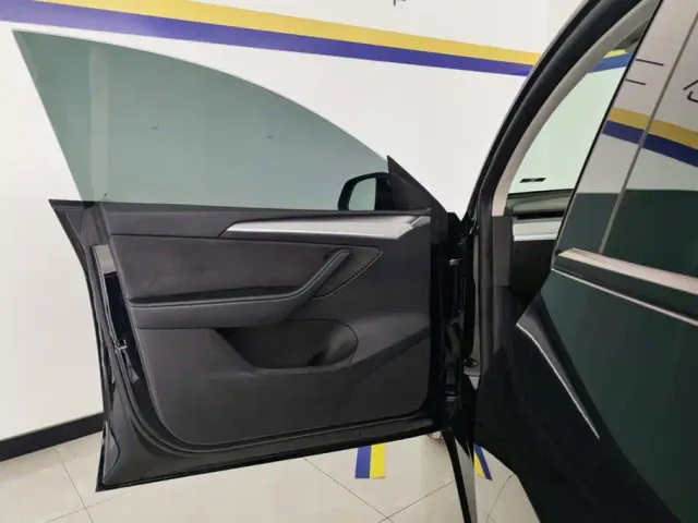 Tesla Model Y — Фото автомобиля 7