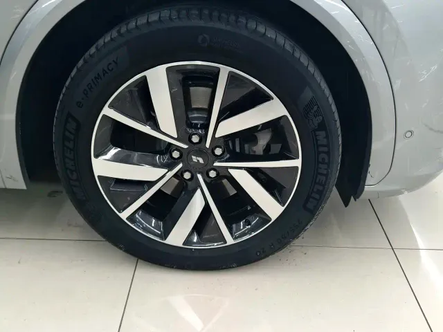 Li Auto L7 — Фото автомобиля 4