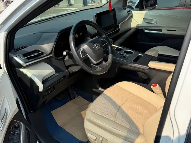 Toyota Sienna — Фото автомобиля 4