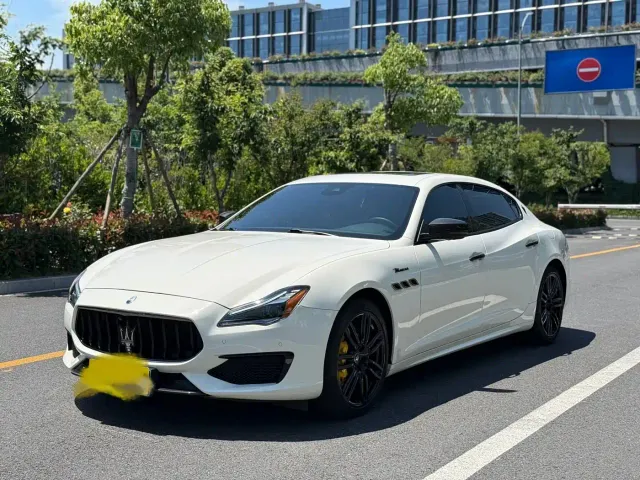 Фотография автомобиля — Maserati Quattroporte
