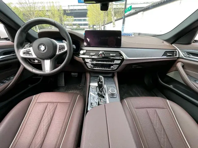 BMW 5 Series — Фото автомобиля 11