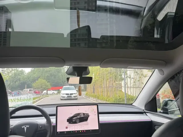Tesla Model Y — Фото автомобиля 12