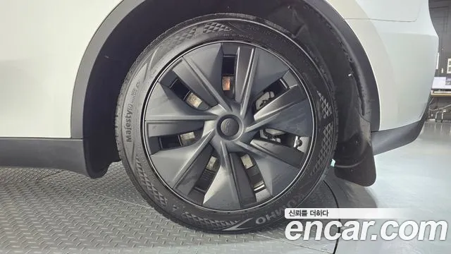 Tesla Model Y — Фото автомобиля 6