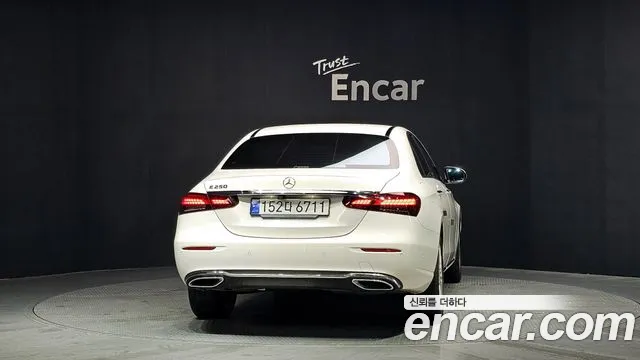 Mercedes-Benz E-Class — Фото автомобиля 4