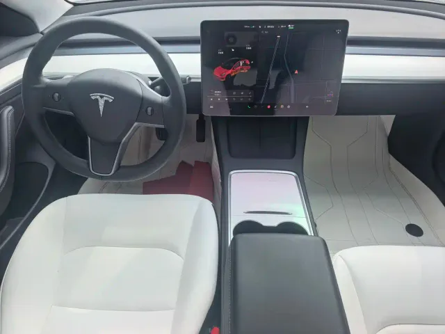 Tesla Model 3 — Фото автомобиля 5