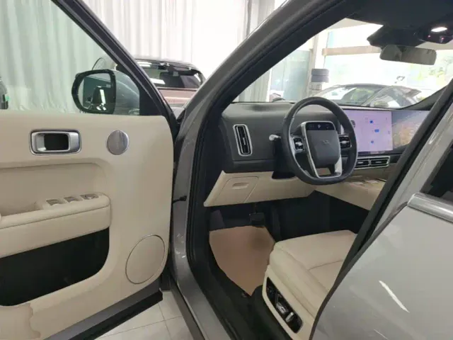Li Auto L8 — Фото автомобиля 15