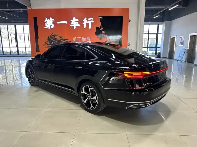 Volkswagen Passat — Фото автомобиля 4