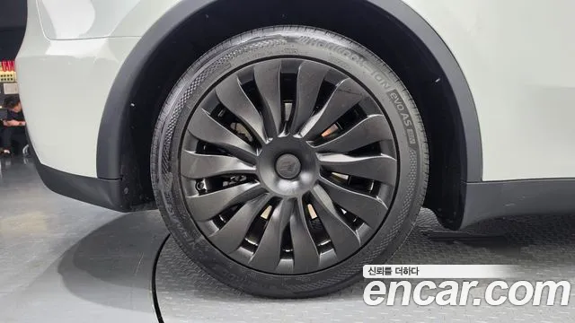 Tesla Model Y — Фото автомобиля 5