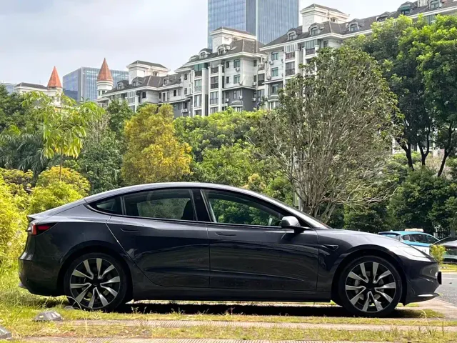 Tesla Model 3 — Фото автомобиля 4